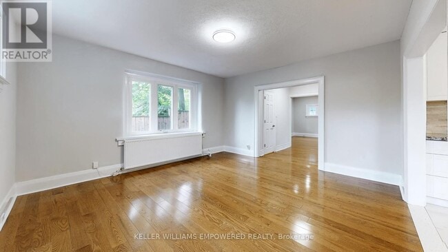Building Photo - 107 Lawrence Crescent