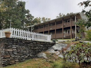 Building Photo - 65 Maple St