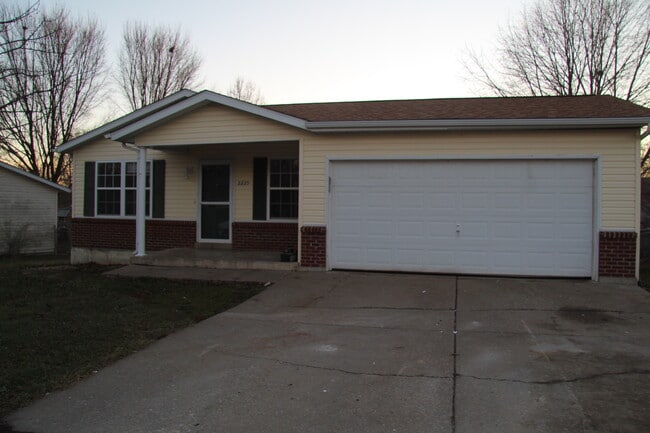 Building Photo - 2225 Columbus Cir