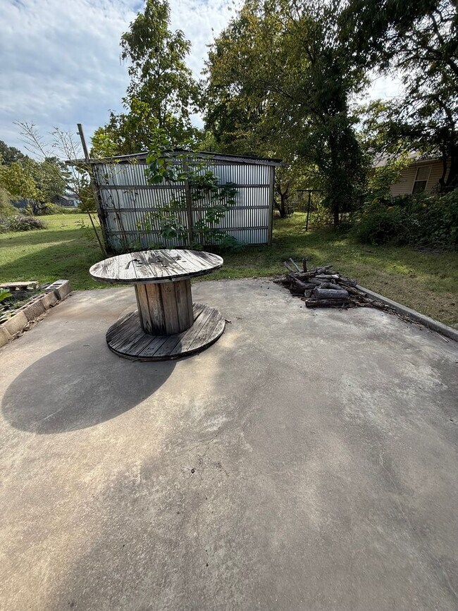 Building Photo - 2 Bed 1 Bath House, Gas Heat & Hot Water