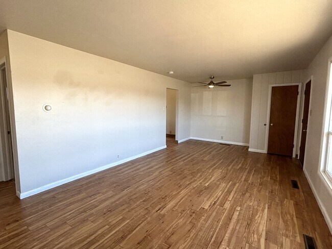 Building Photo - 821 Skyline Dr