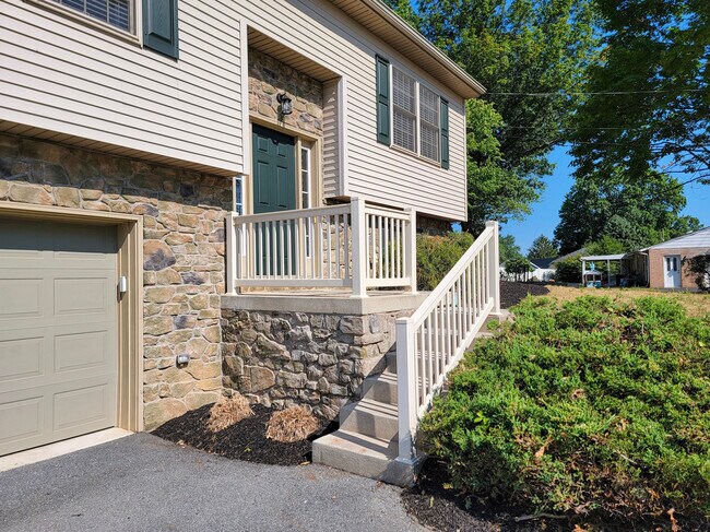 Foto del edificio - 5206 Brook Dr