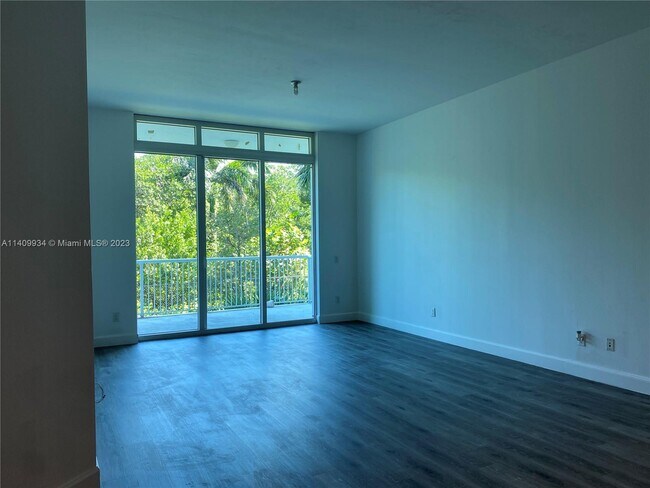 Foto del edificio - 14951 Royal Oaks Ln