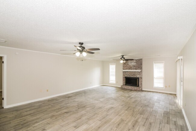 Foto del edificio - 6885 Silver Hill Ln