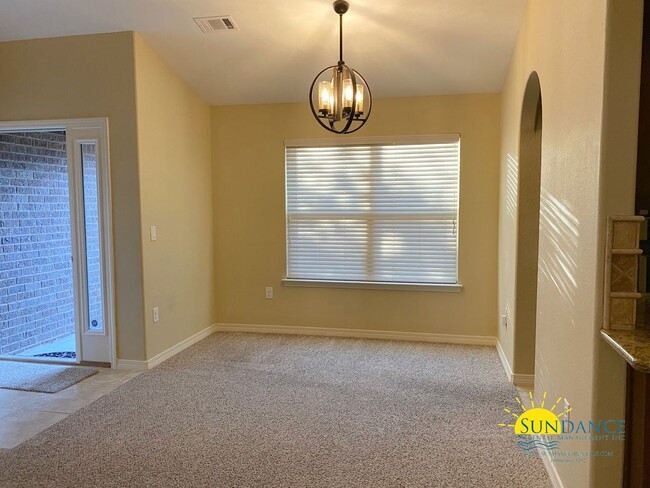 Building Photo - Stunning 4 Bedroom Home in Navarre