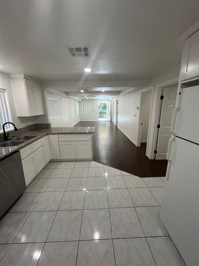 Building Photo - 556 Mar Vista Ave
