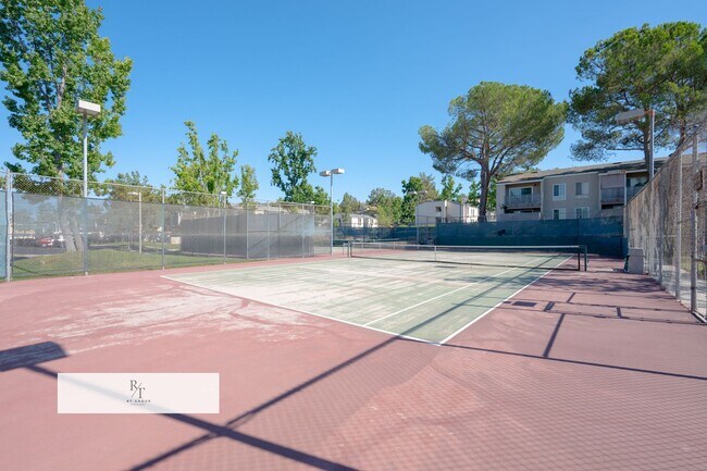 Foto del edificio - Prime Hacienda Heights 2-Bedroom Condo wit...