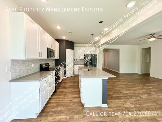 Foto del edificio - Charming 3 Bed 2 Bath Home with No Electri...