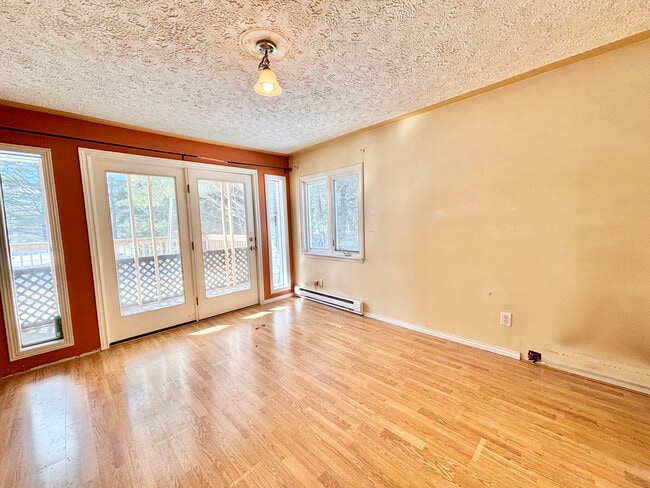 Building Photo - 2-Bedroom, 2-bath Apartment - 10-minutes from town