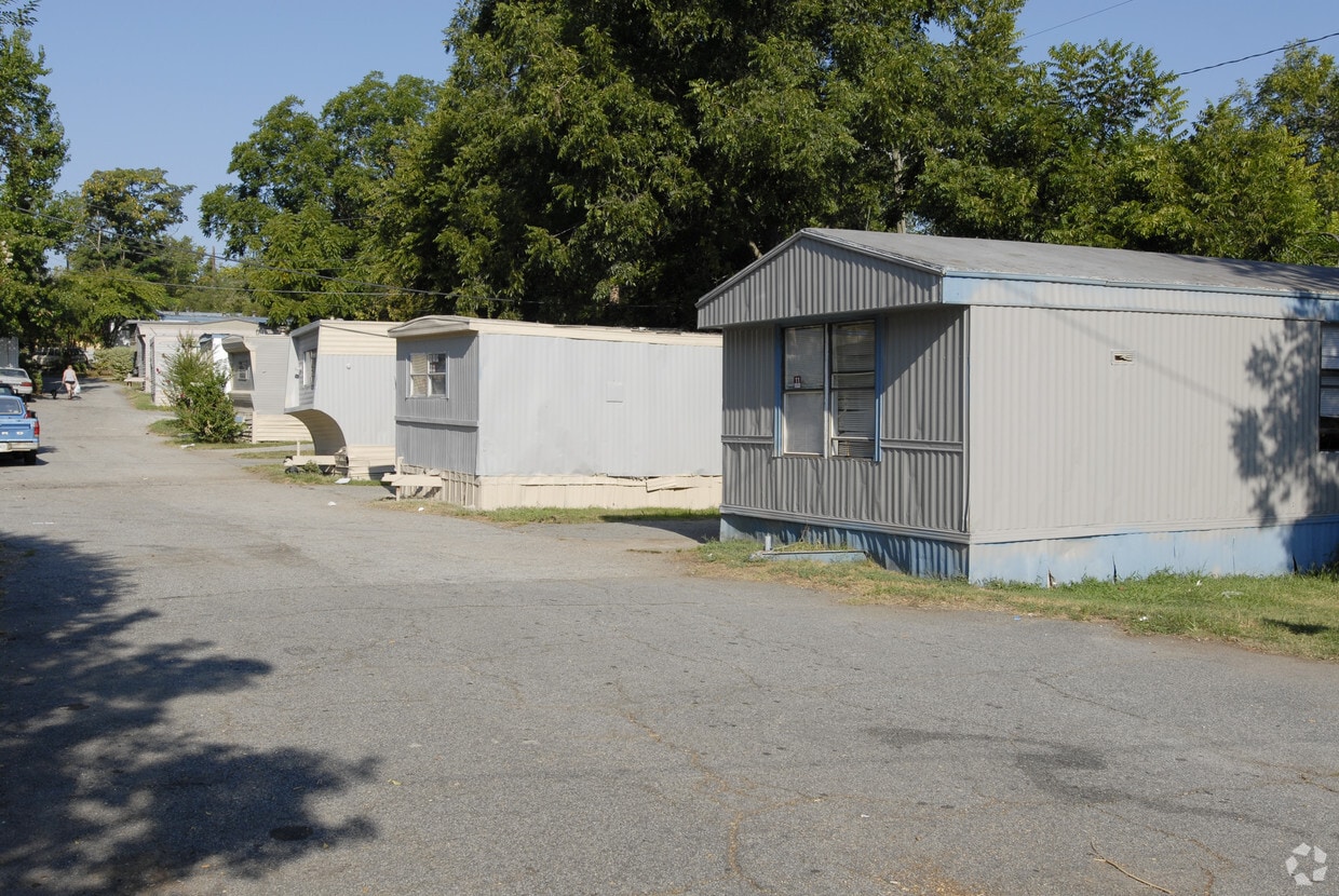 Building Photo - 290 Clay Dr SE
