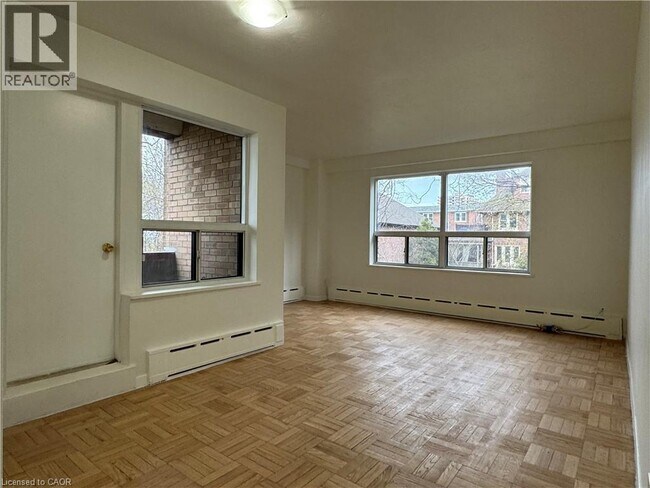 Photo du bâtiment - 325A JAMES Street S Unit# 206
