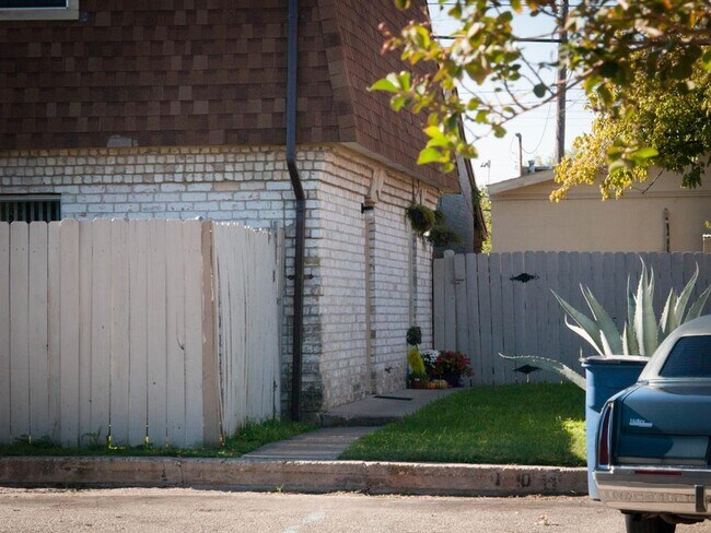 Foto del edificio - 1737 Wooten Park Dr