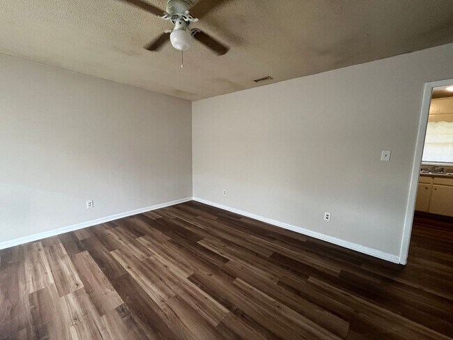 Foto del edificio - 903 Jamestown Dr