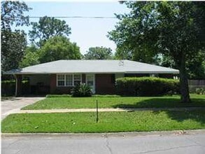 Building Photo - 113 Destin Dr NW