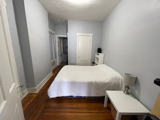 Building Photo - Bright & Spacious 1-Bedroom Apartment Perfect for Students | Heat & Hot Water Included | Near Cen...