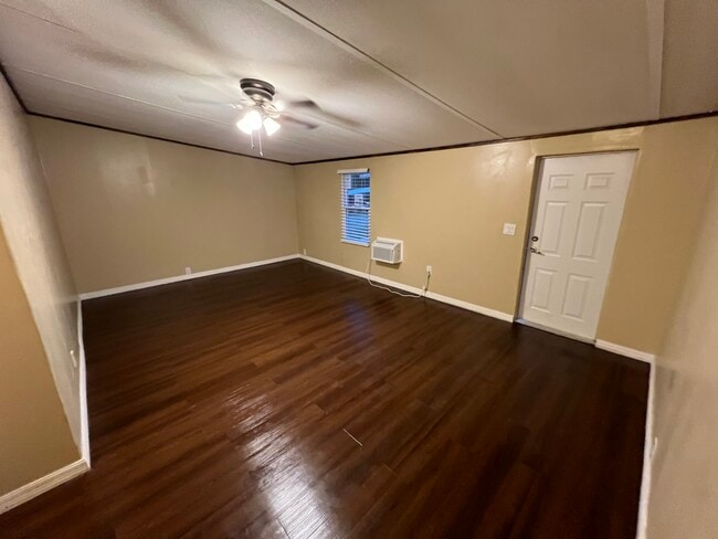 Extra large living room - 6506 Colony Park Dr