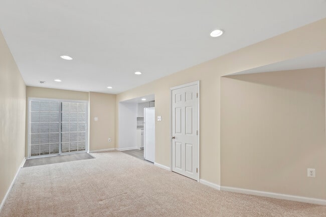 Building Photo - 10205 Waterford Dr
