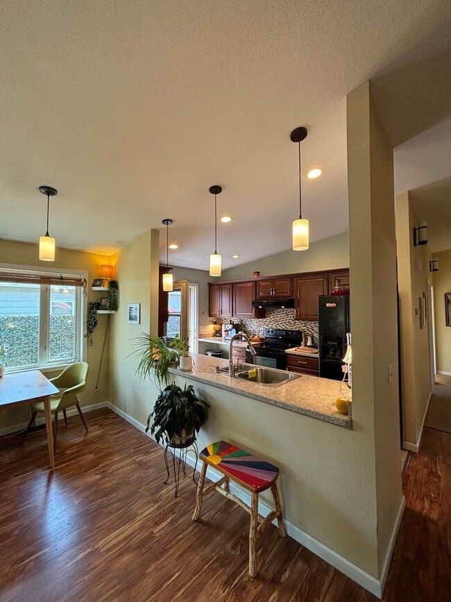 Building Photo - Cozy 3-bedroom home / Pet friendly / Fenced in yard