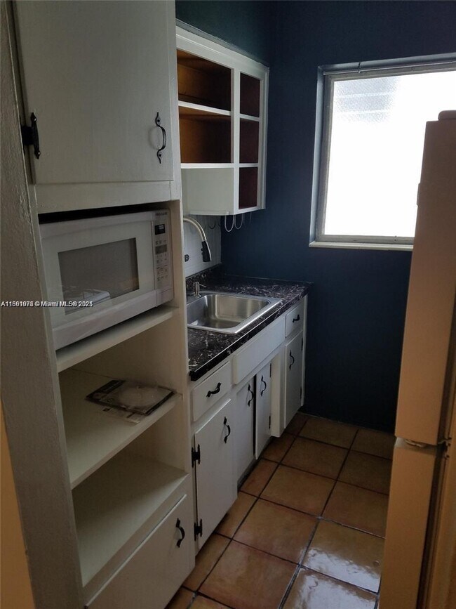 Foto del edificio - 8132 Harding Ave