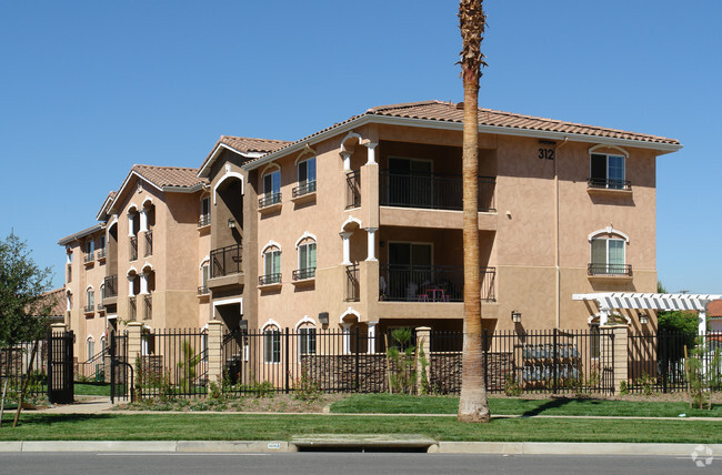 Building Photo - Casa de La Villa Apartments