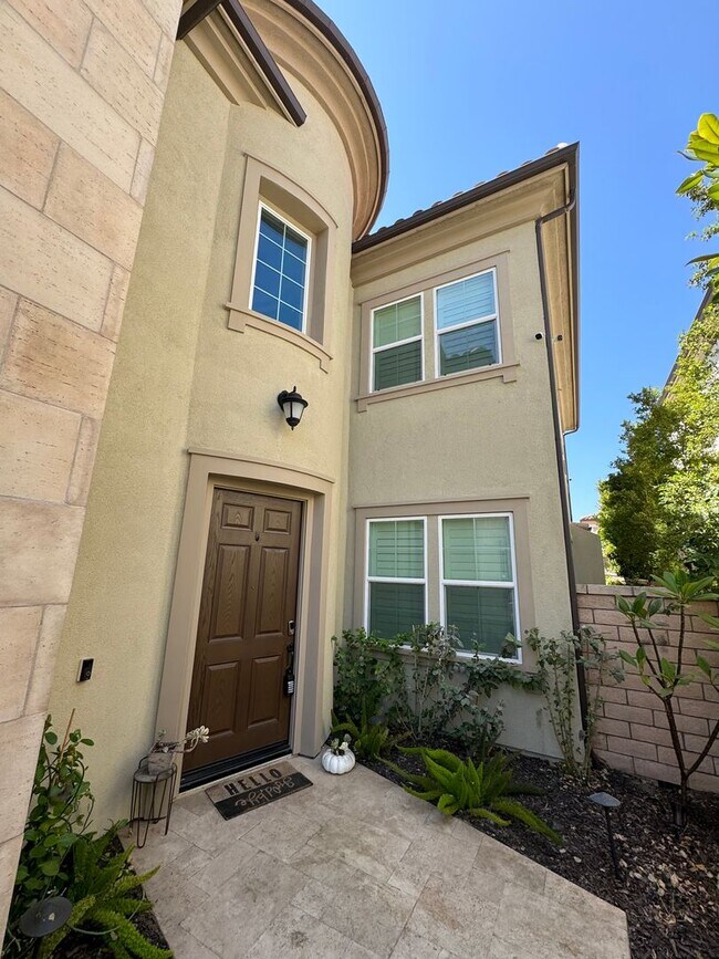 Building Photo - Elegant 5 Bedroom, 5.5 Bath Single Family ...