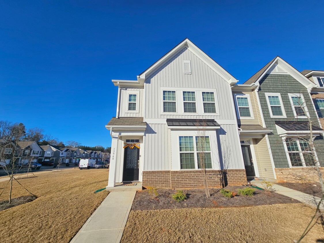 Foto principal - Brand New Large, 4BR End-Unit townhome in ...