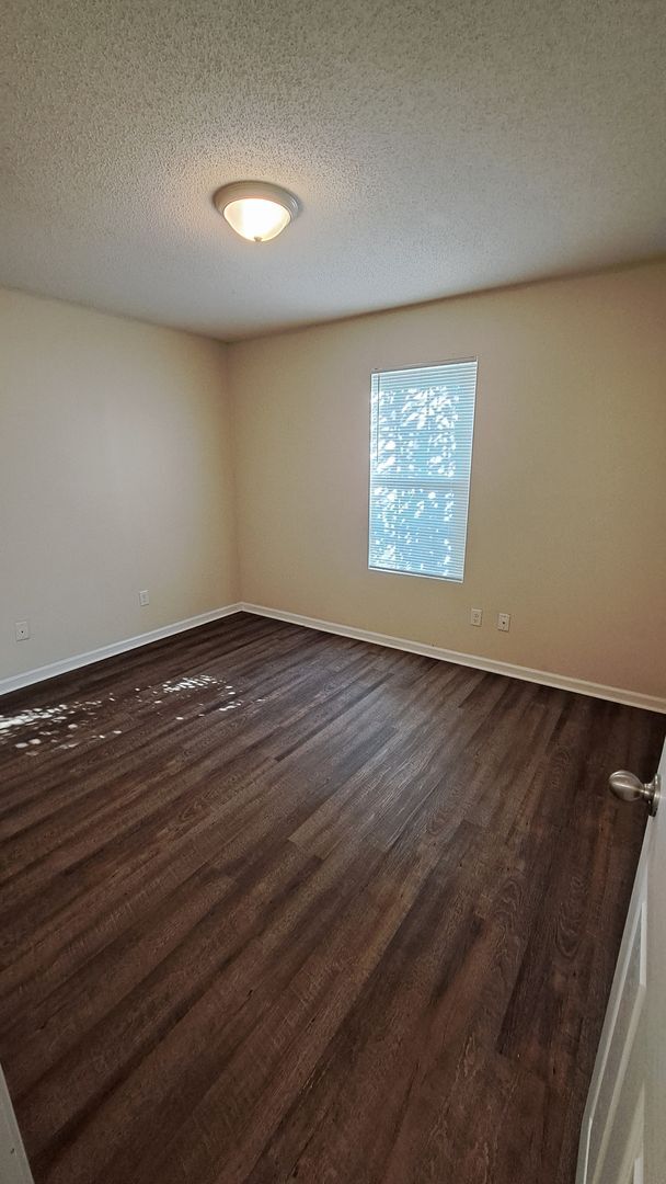 Building Photo - 221 Glade Ln
