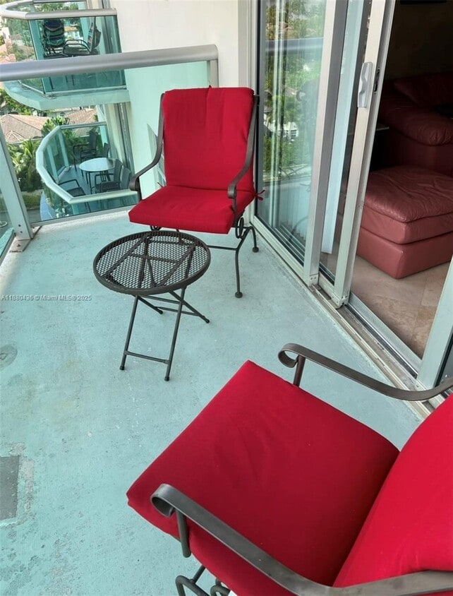 Foto principal - 19370 Collins Ave