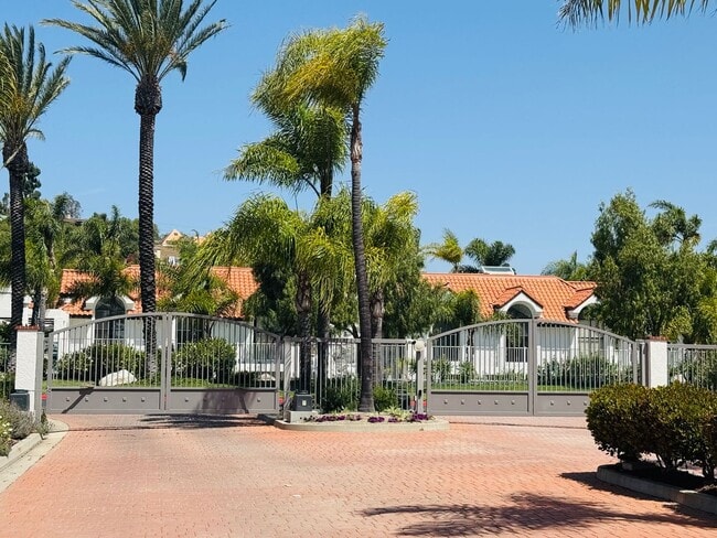 Foto del edificio - Palm Colony End Unit | Resort Living Included!