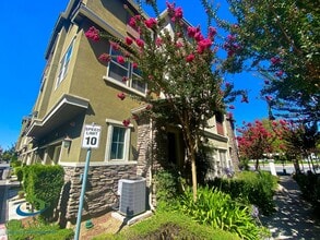 Building Photo - 2063 Oakland Rd