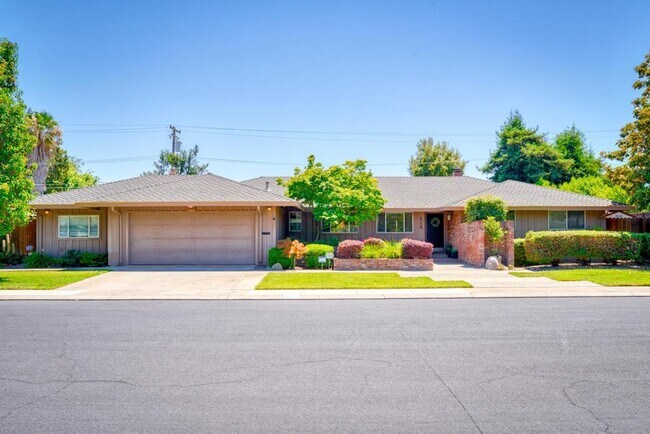 Building Photo - Stunning home located is sought after Northgate!