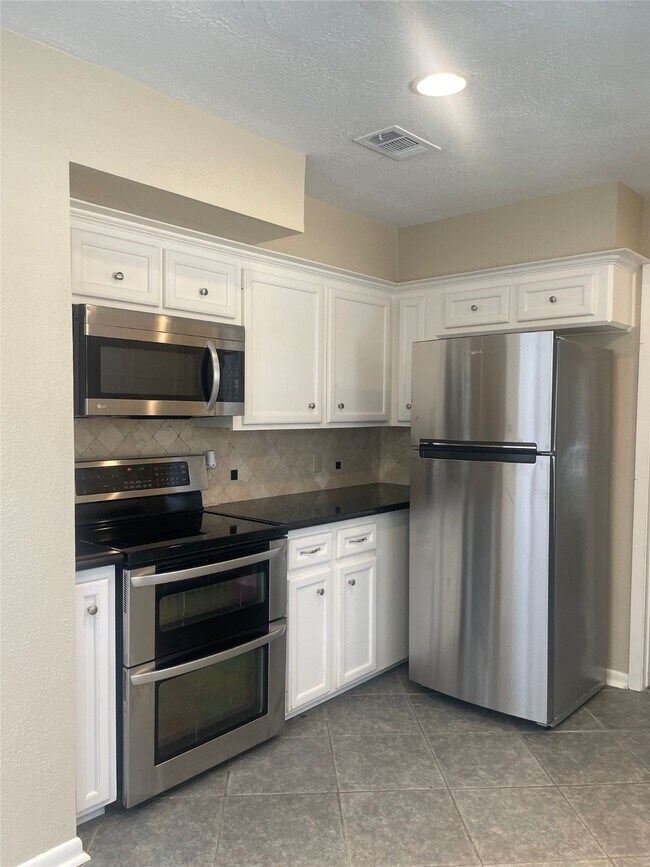 Building Photo - 15206 Carols Way Dr