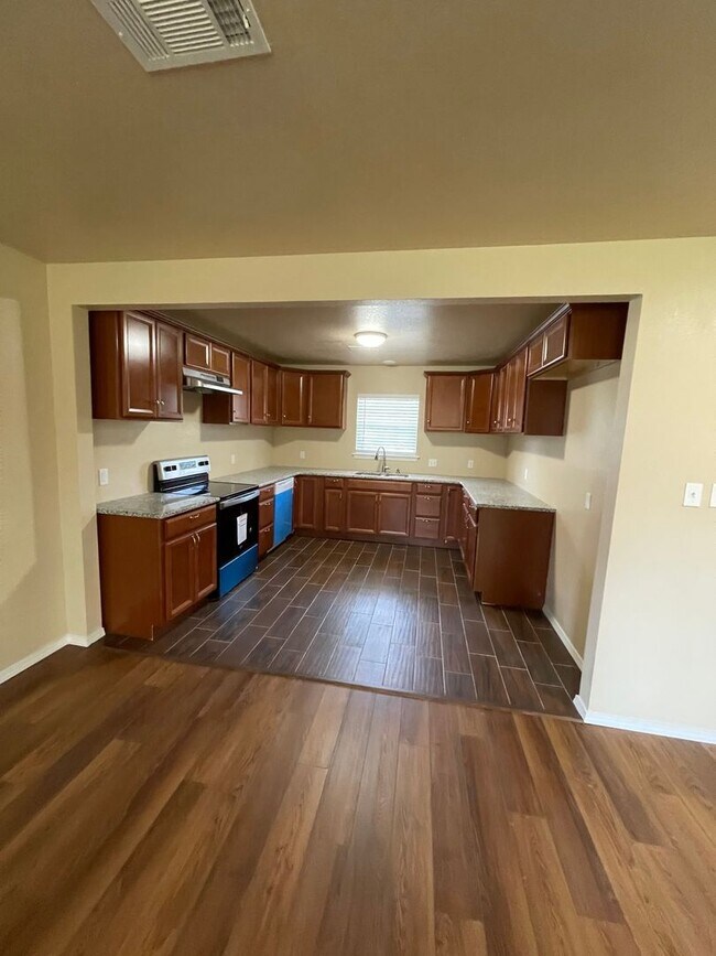 Building Photo - Spacious 4 Bedroom Home For Rent in Charle...