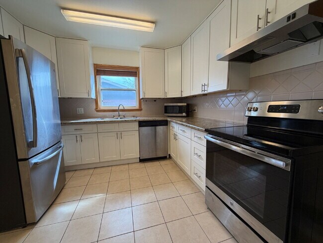 Foto del edificio - Beautiful 3-Bedroom Home in Northglenn – All Utilities Included!