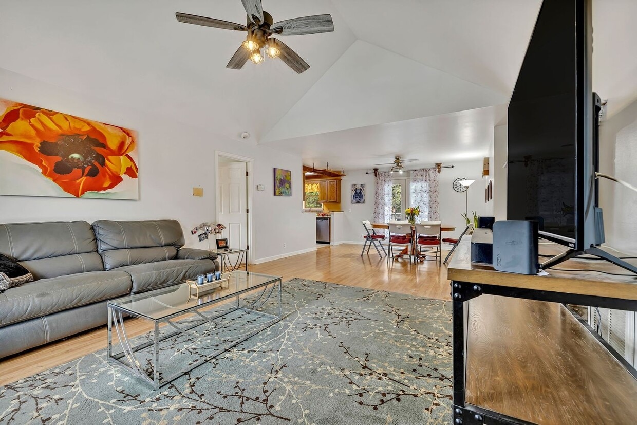 Primary Photo - 3 bedroom/2 bathroom Home
