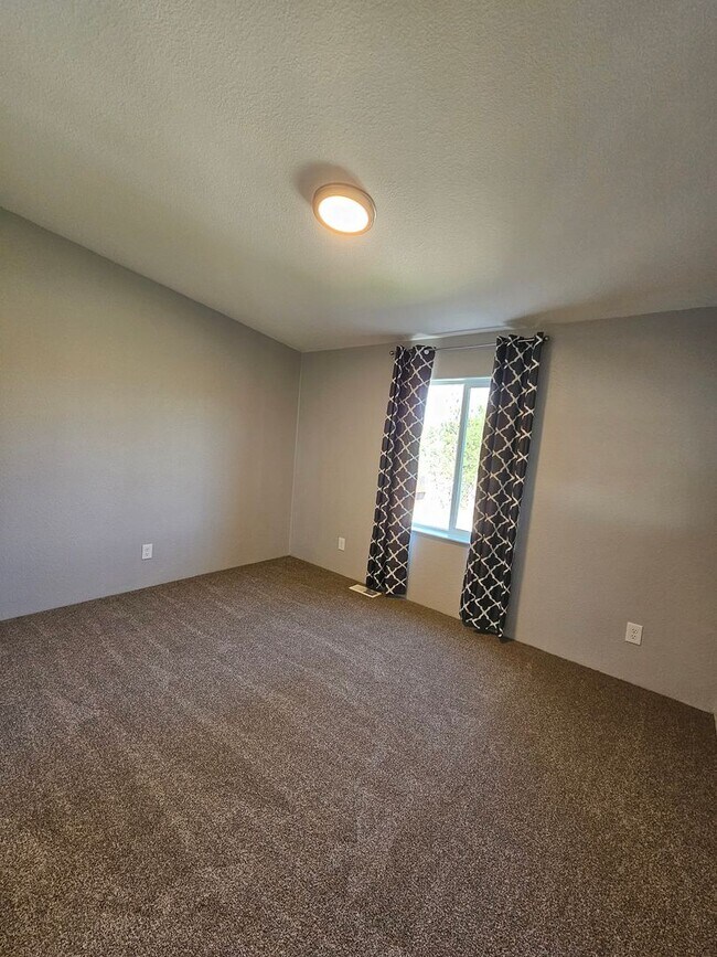 Building Photo - 5260 Peaks View Dr
