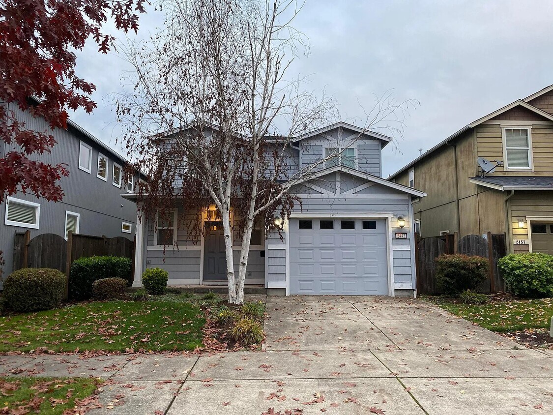Foto principal - 2443 Park View Dr