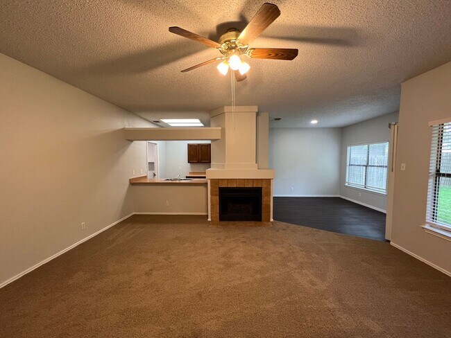 Building Photo - NICE SPACIOUS 3 BDRM 2 BATH HOME*FIREPLACE...