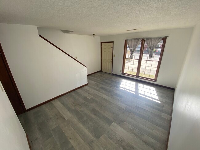 Los grandes ventanales aportan mucha luz. - 114 Colonial Ct