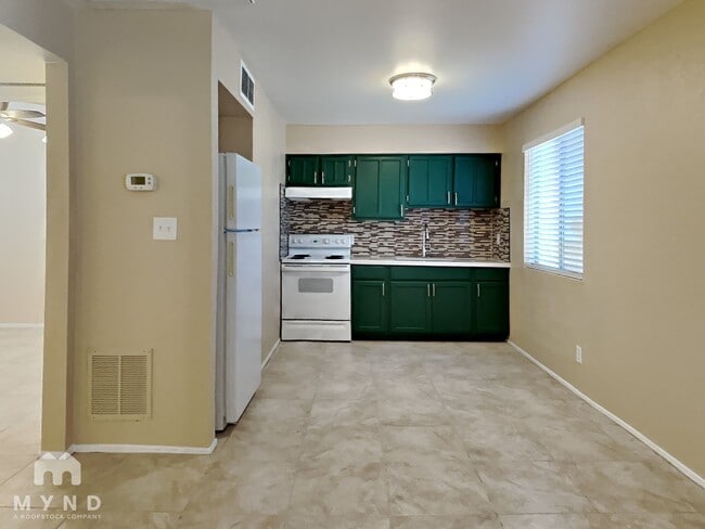 Building Photo - 1702 E Cambridge Ave