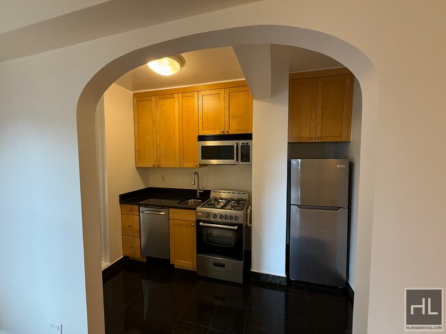 Building Photo - AMAZING ONE BEDROOM APARTMENT!! AMAZING DE...