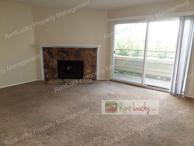 Foto del edificio - AMAZING PRICE! Wonderful 2-Bedroom Top Floor Condo in Renton - Great Location!