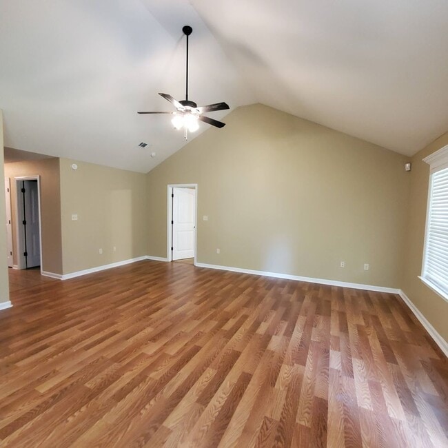 Building Photo - 3BR/2BA Just Minutes from MAFB!