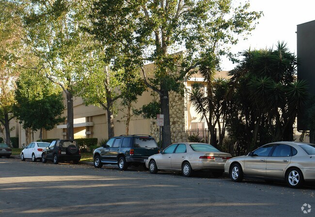 Building Photo - El Commodor