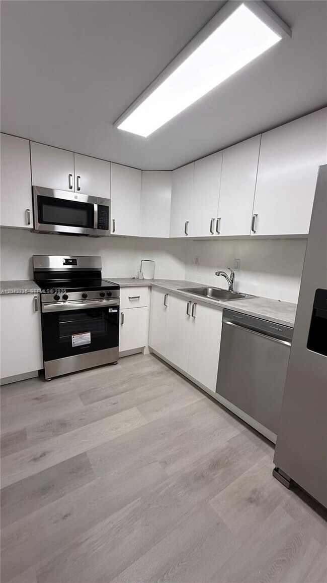 Foto del edificio - 300 Bayview Dr
