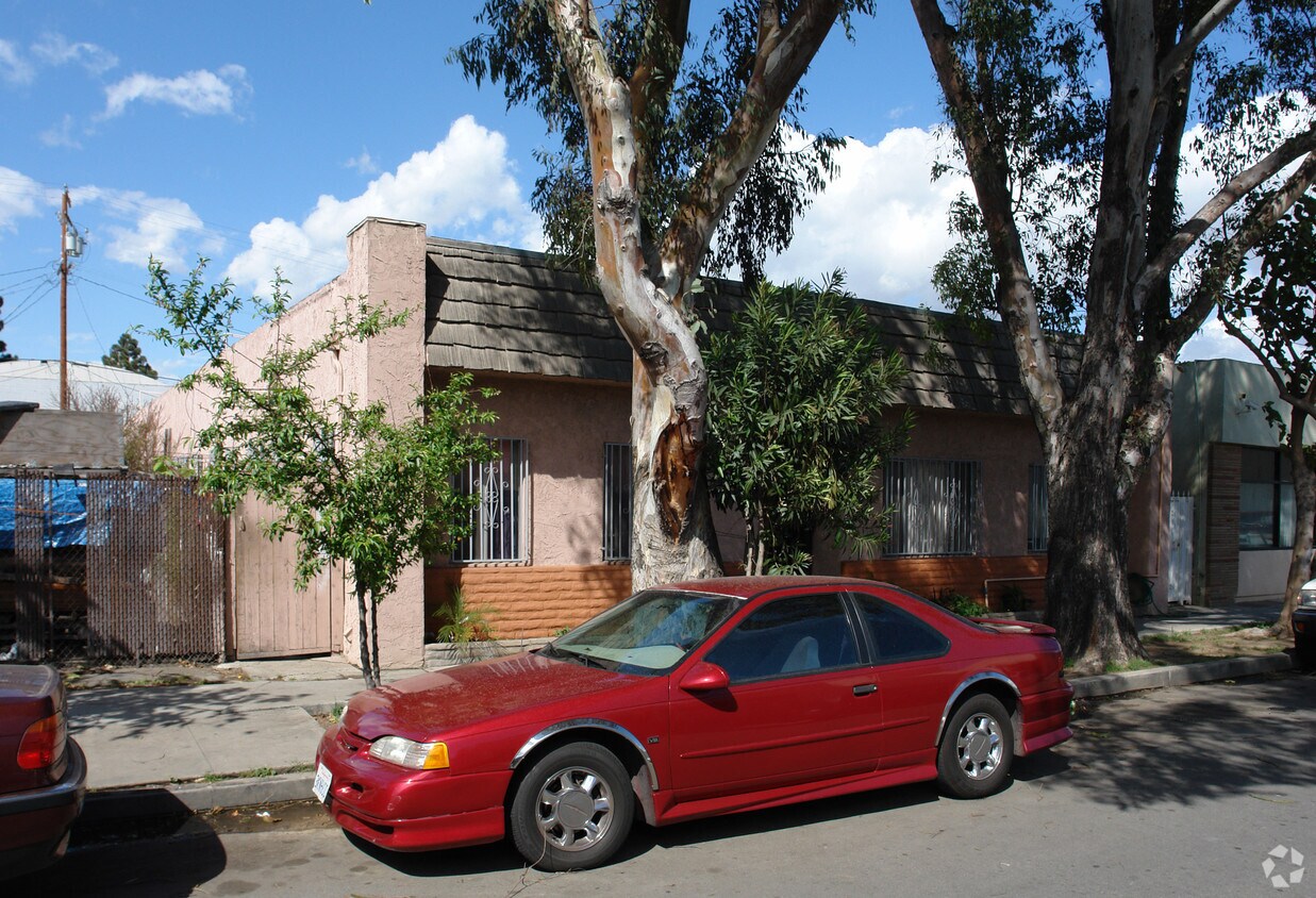 Primary Photo - 533 W 17th St