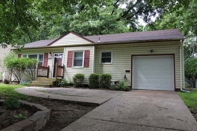 Foto del edificio - 2 Bedroom 1 Bath Home in Roeland Park.