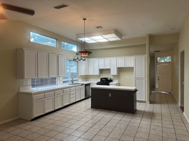 Foto del edificio - North Stockton 4 Bedroom 2 Bath Home