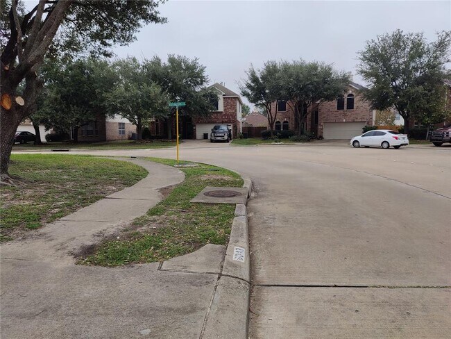 Foto del edificio - 6043 Heathmoor Ln