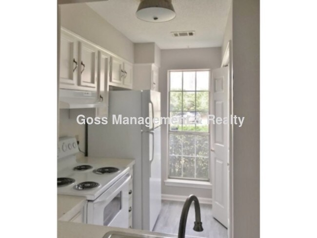 Building Photo - Two Bedroom Townhome off Rodney Parham